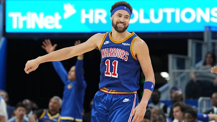 Golden State Warriors guard Klay Thompson (11) reacts after a shot during the second quarter against the Los Angeles Lakers.